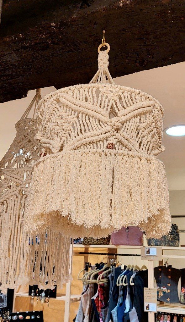 Lustre macramé.
